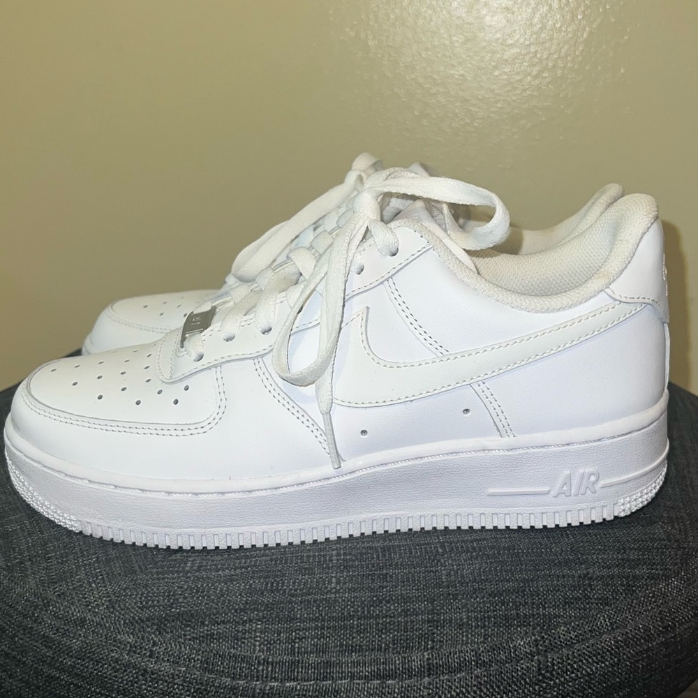 White Nike Air Force Women’s 7.5